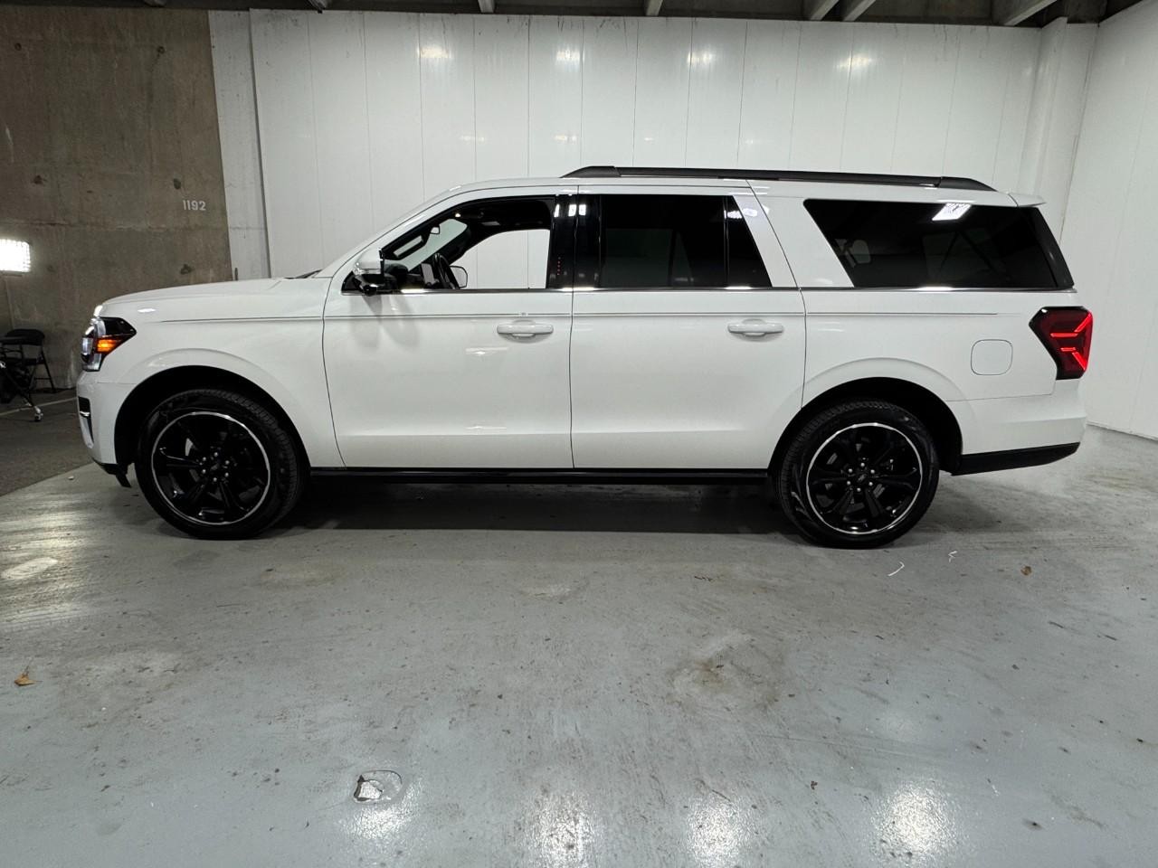 Ford Expedition Max Vehicle Full-screen Gallery Image 2