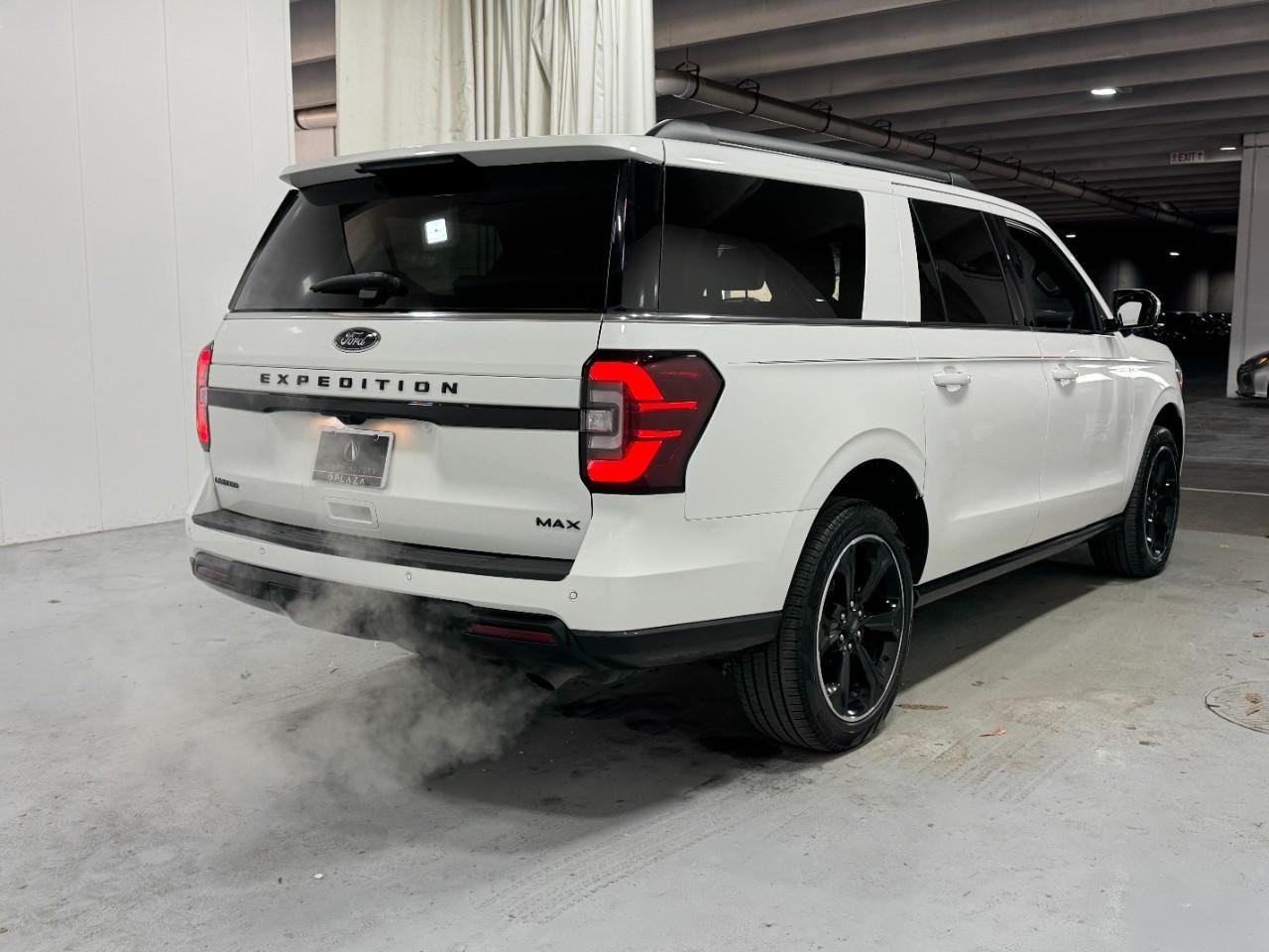 Ford Expedition Max Vehicle Full-screen Gallery Image 4