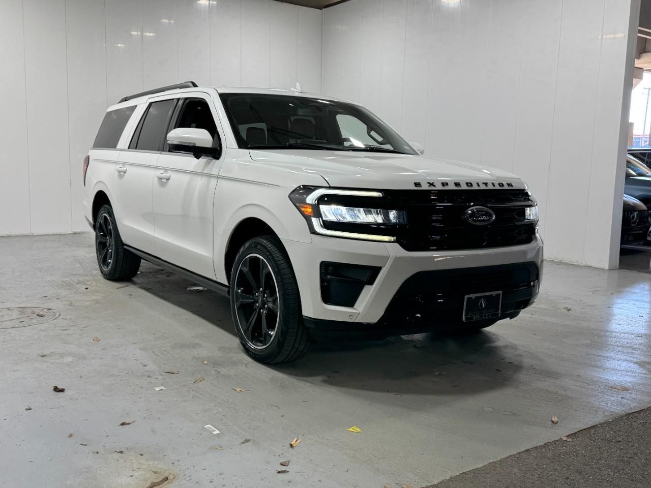 Ford Expedition Max Vehicle Full-screen Gallery Image 6