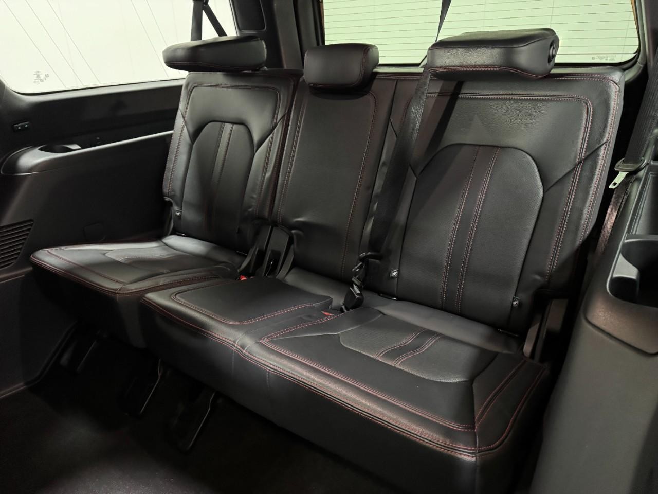 Ford Expedition Max Vehicle Full-screen Gallery Image 8