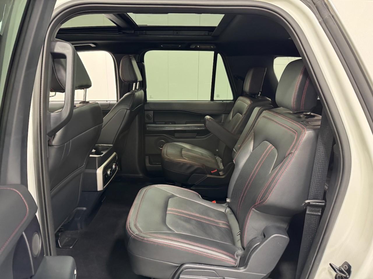 Ford Expedition Max Vehicle Full-screen Gallery Image 9