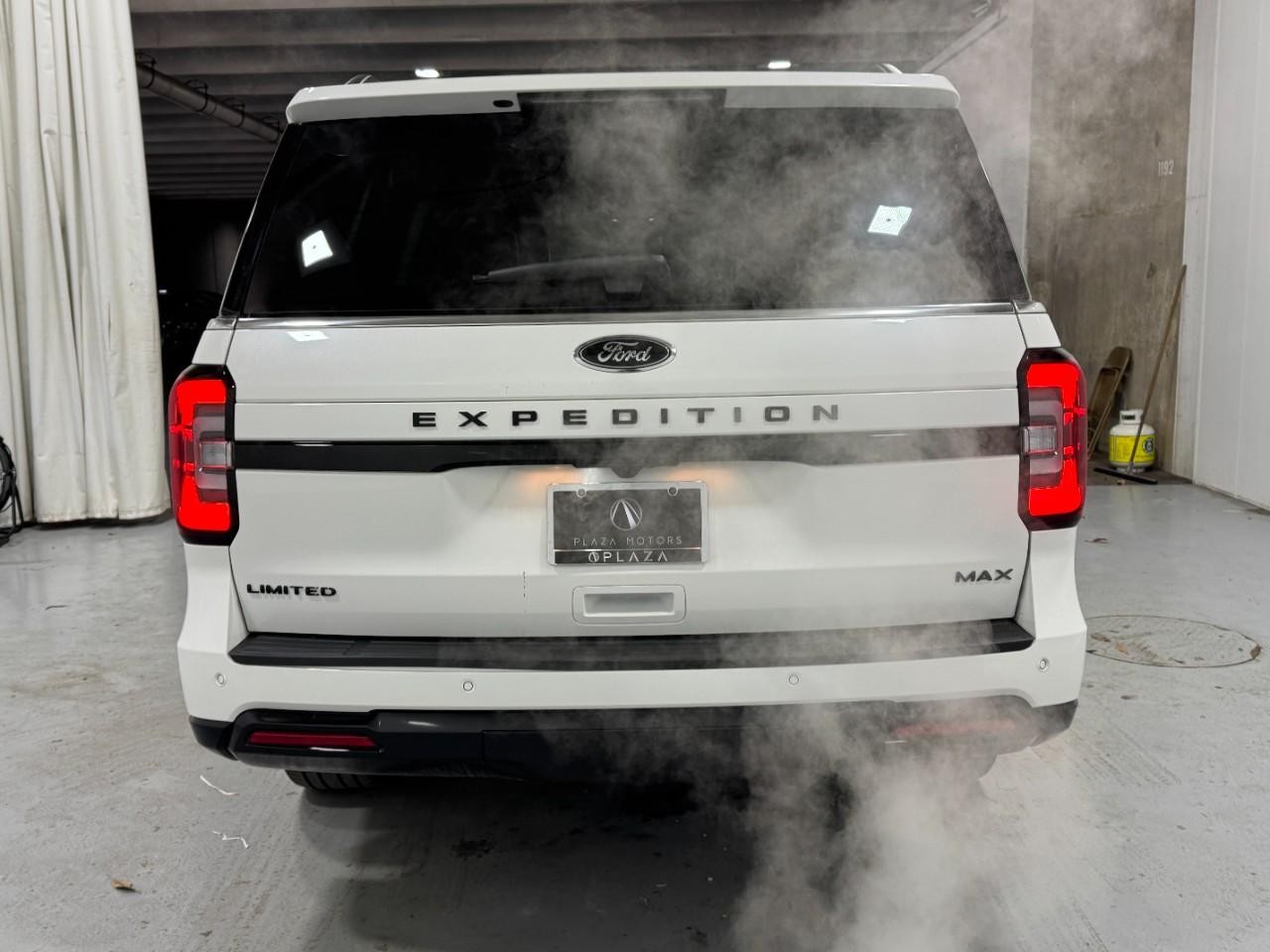 Ford Expedition Max Vehicle Full-screen Gallery Image 10