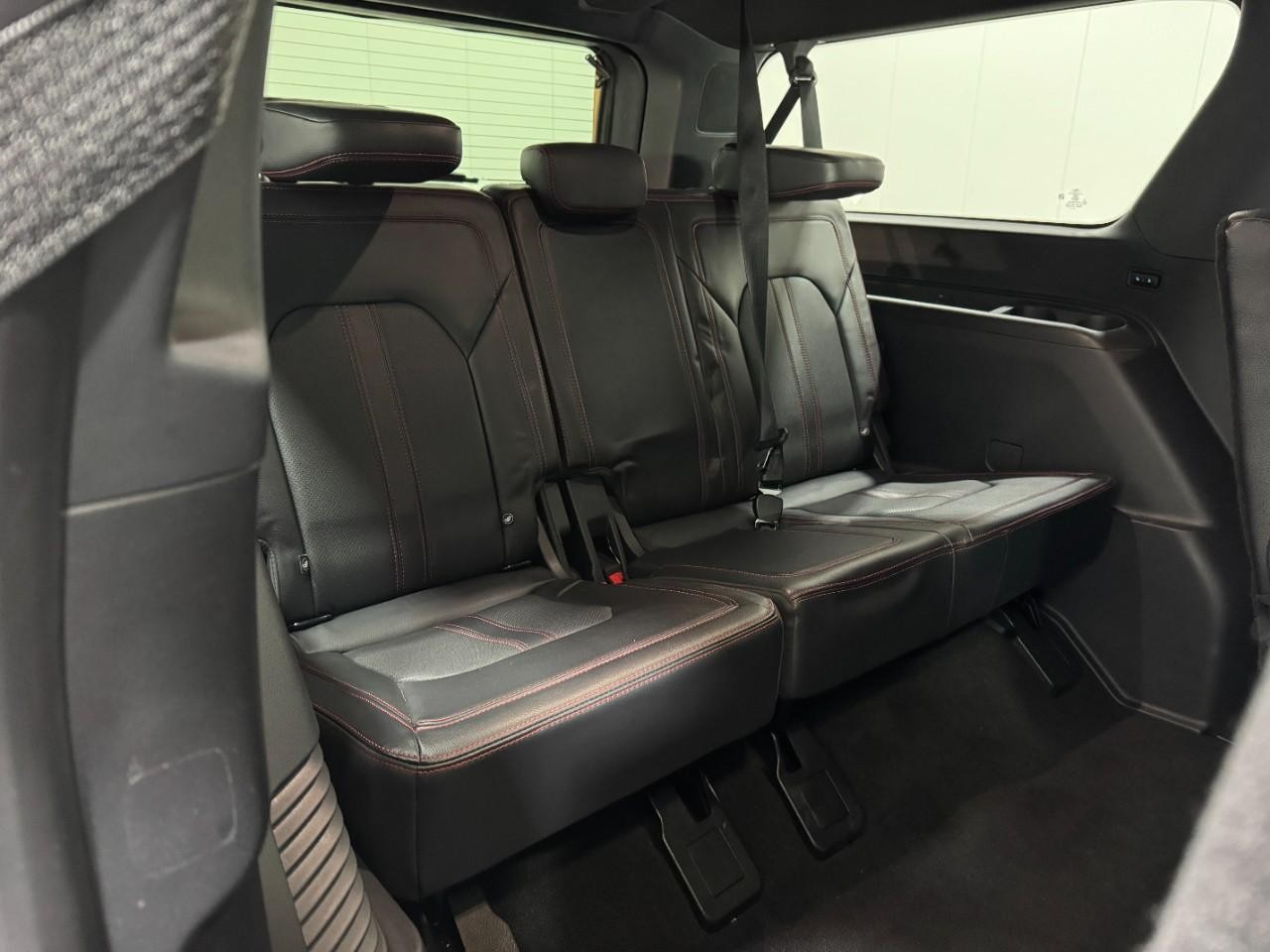 Ford Expedition Max Vehicle Full-screen Gallery Image 11