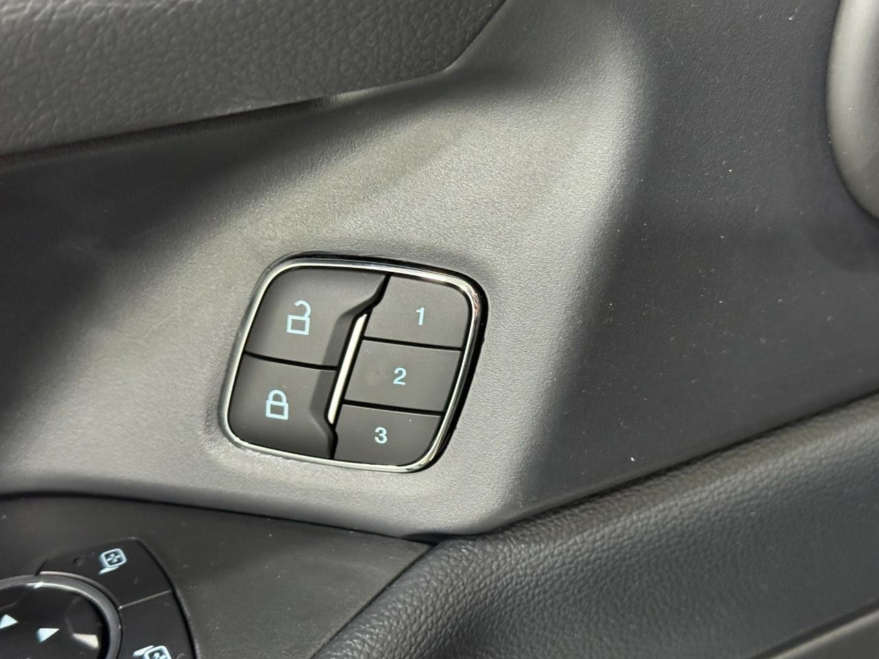 Ford Expedition Max Vehicle Full-screen Gallery Image 26