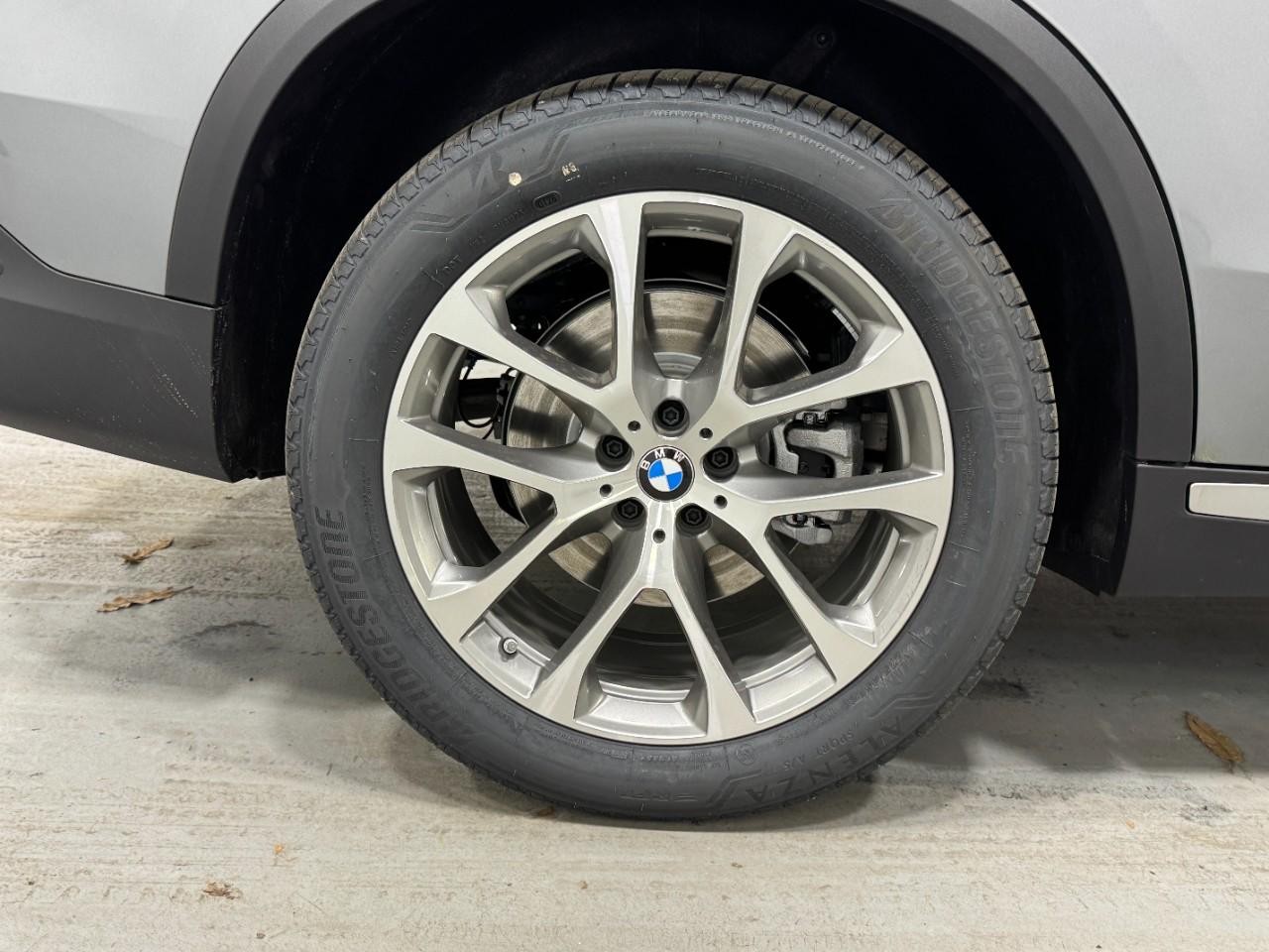 BMW X5 Vehicle Full-screen Gallery Image 5