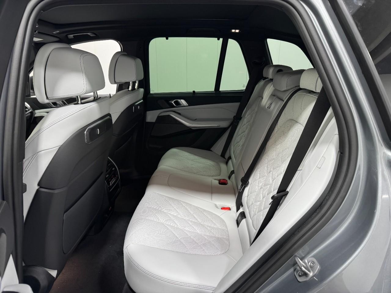 BMW X5 Vehicle Full-screen Gallery Image 8