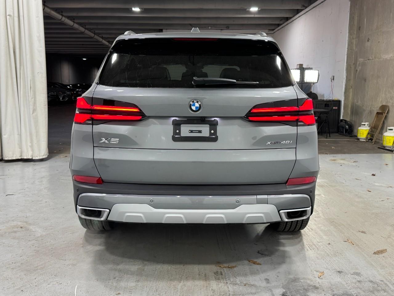 BMW X5 Vehicle Full-screen Gallery Image 9