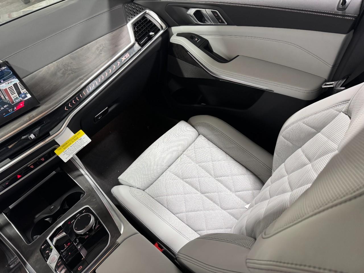 BMW X5 Vehicle Full-screen Gallery Image 17