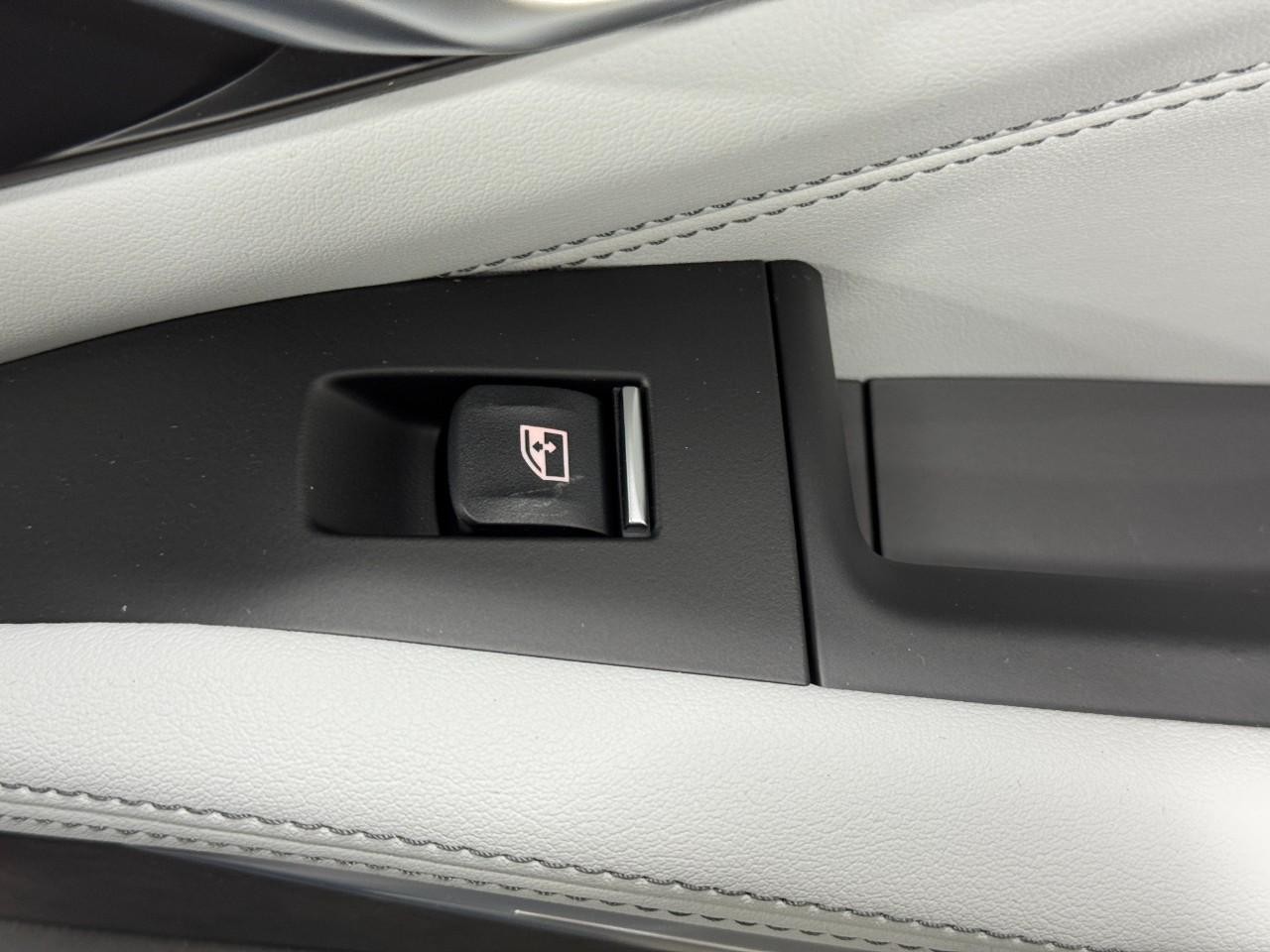 BMW X5 Vehicle Full-screen Gallery Image 22