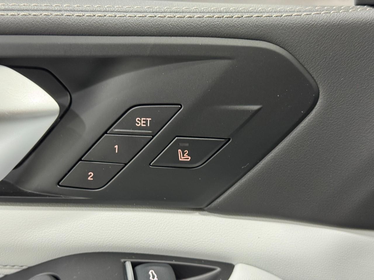 BMW X5 Vehicle Full-screen Gallery Image 24