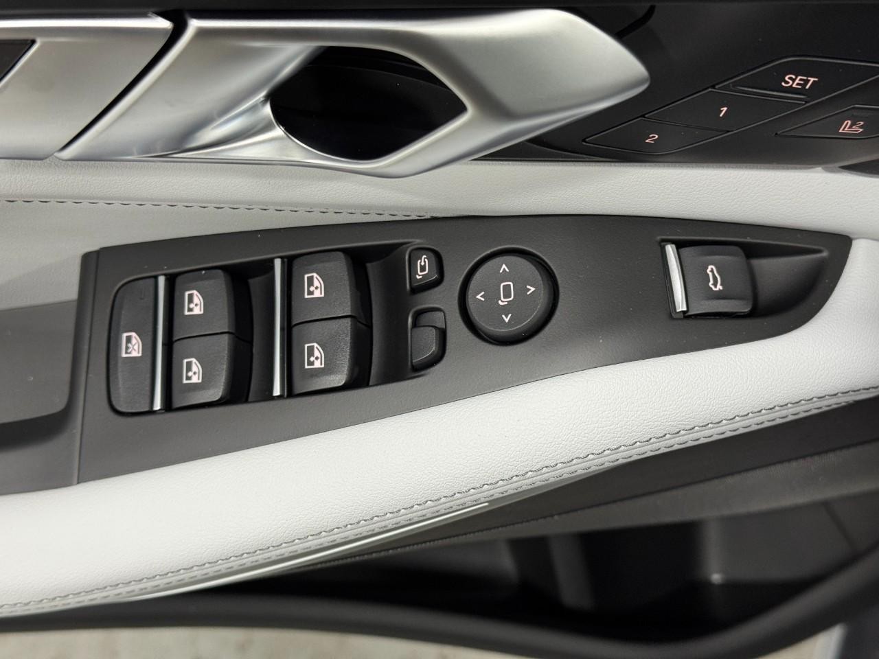 BMW X5 Vehicle Full-screen Gallery Image 26