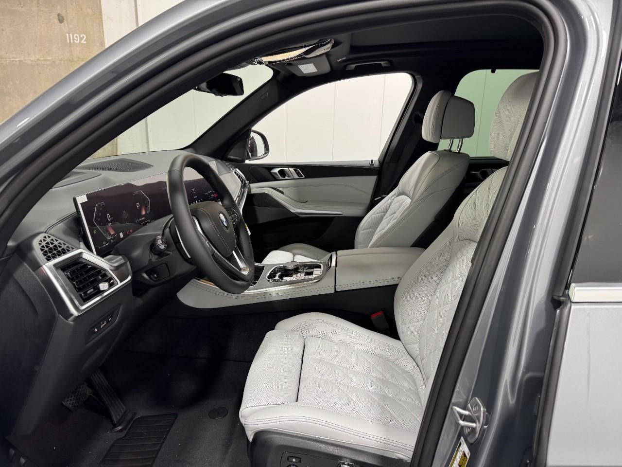 BMW X5 Vehicle Full-screen Gallery Image 27