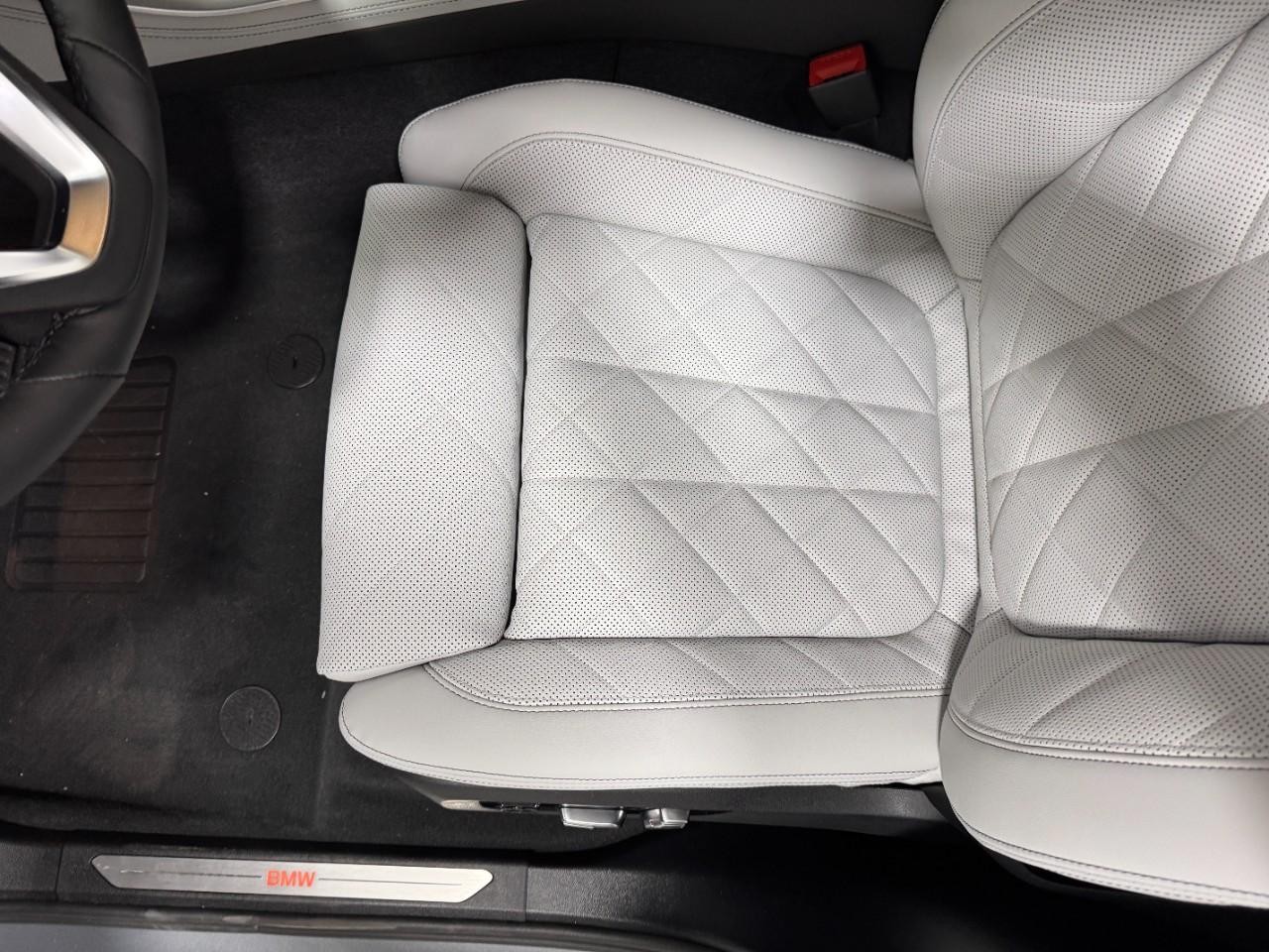 BMW X5 Vehicle Full-screen Gallery Image 28