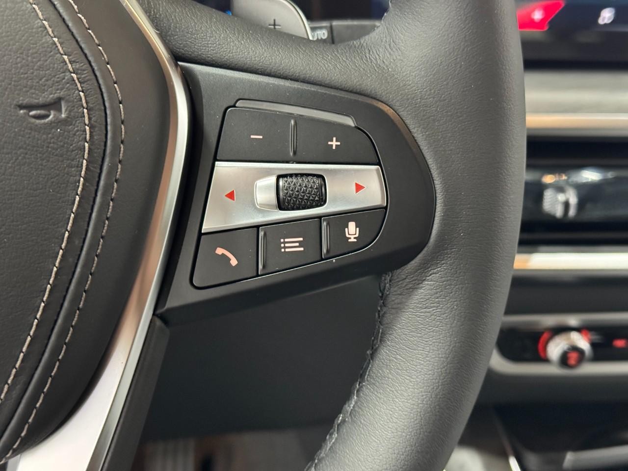 BMW X5 Vehicle Full-screen Gallery Image 32