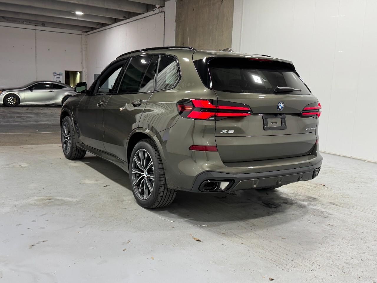 BMW X5 Vehicle Full-screen Gallery Image 3