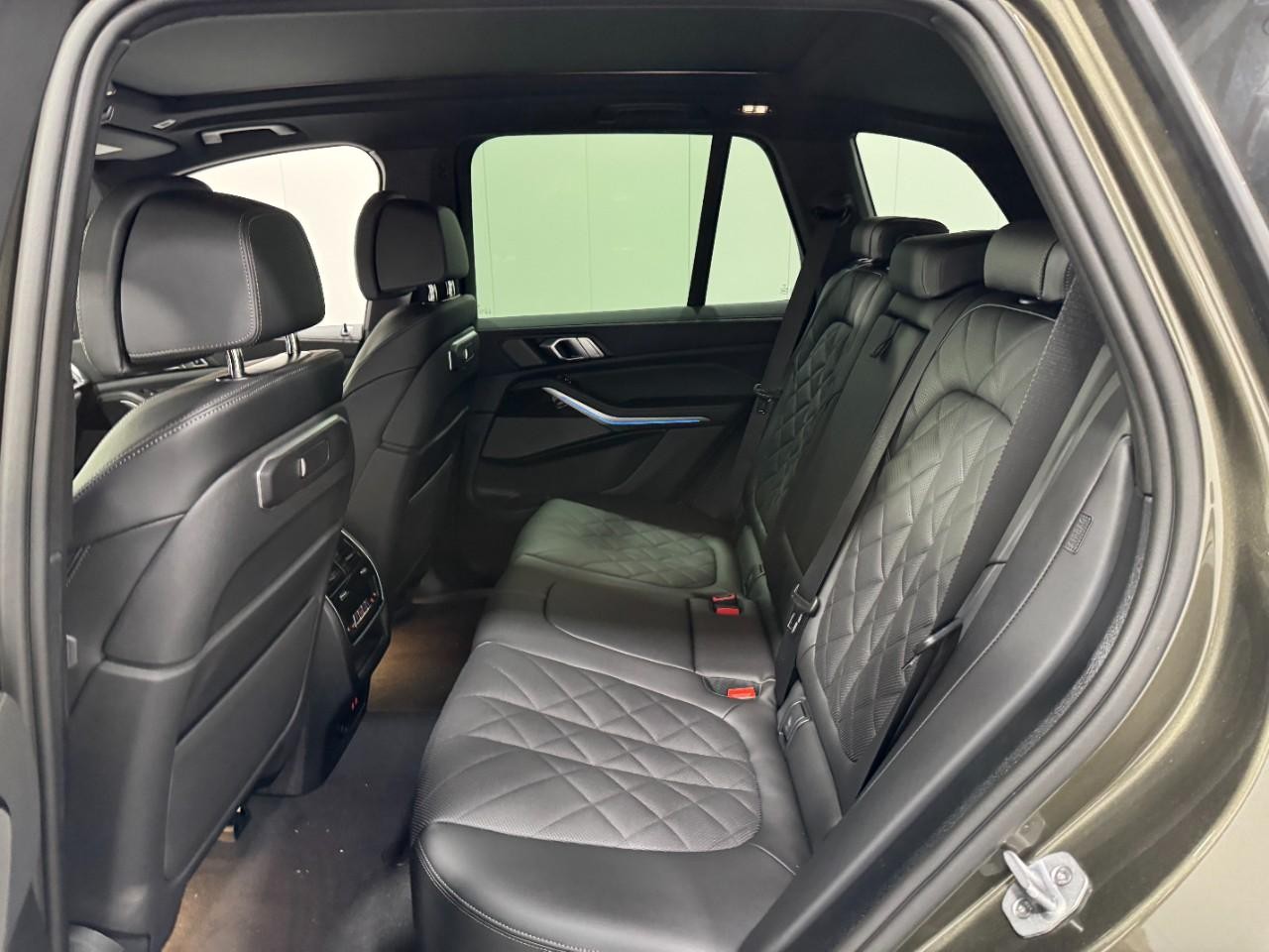 BMW X5 Vehicle Full-screen Gallery Image 8