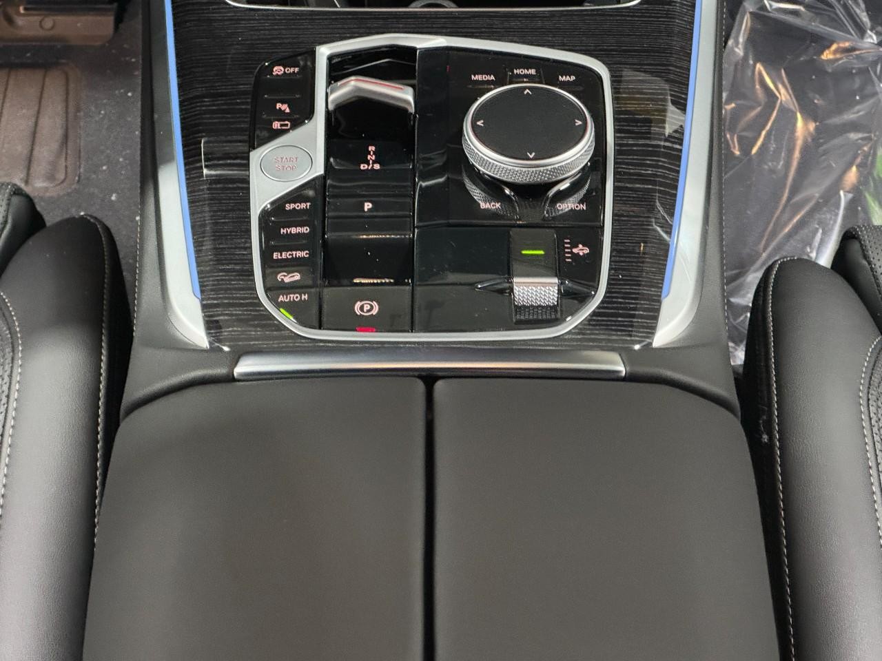 BMW X5 Vehicle Full-screen Gallery Image 16