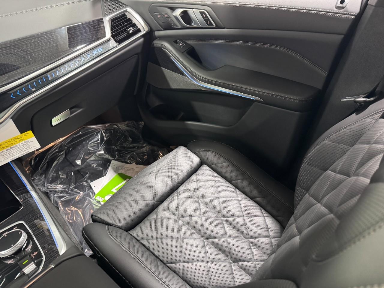 BMW X5 Vehicle Full-screen Gallery Image 17