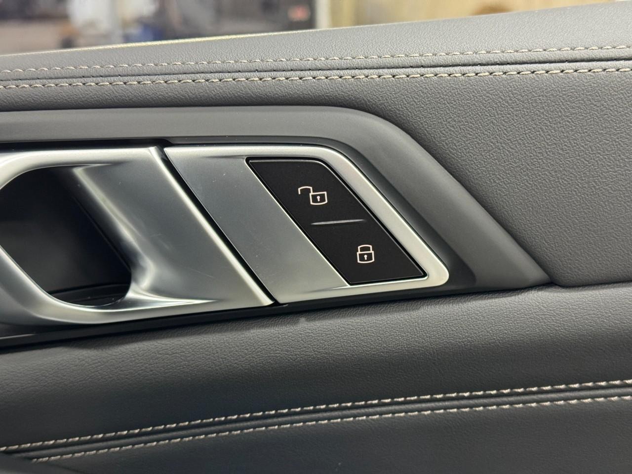 BMW X5 Vehicle Full-screen Gallery Image 22