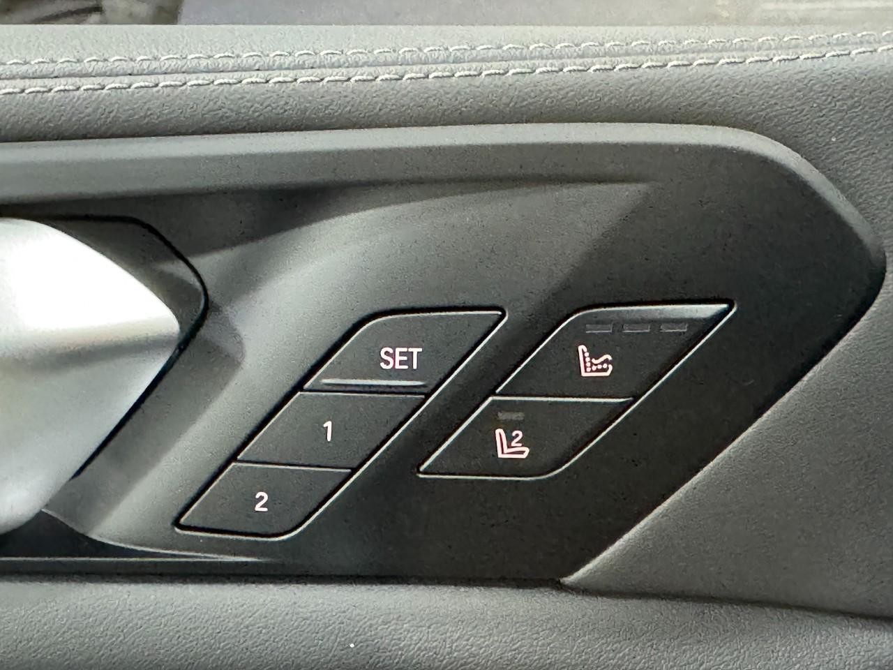 BMW X5 Vehicle Full-screen Gallery Image 25