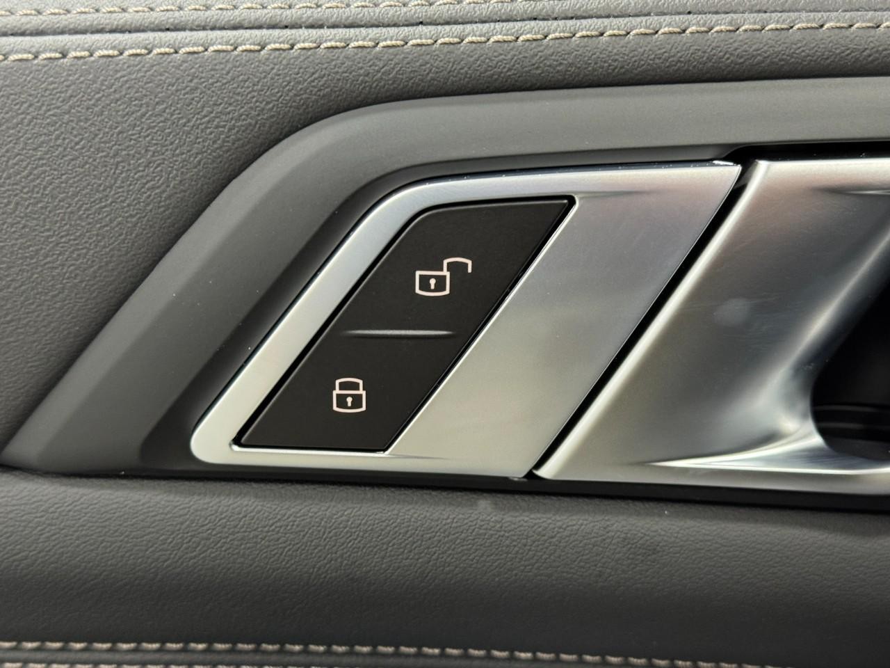 BMW X5 Vehicle Full-screen Gallery Image 26