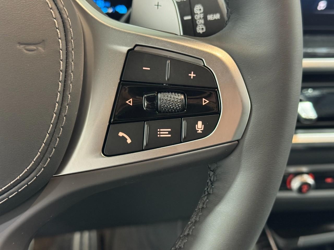 BMW X5 Vehicle Full-screen Gallery Image 34