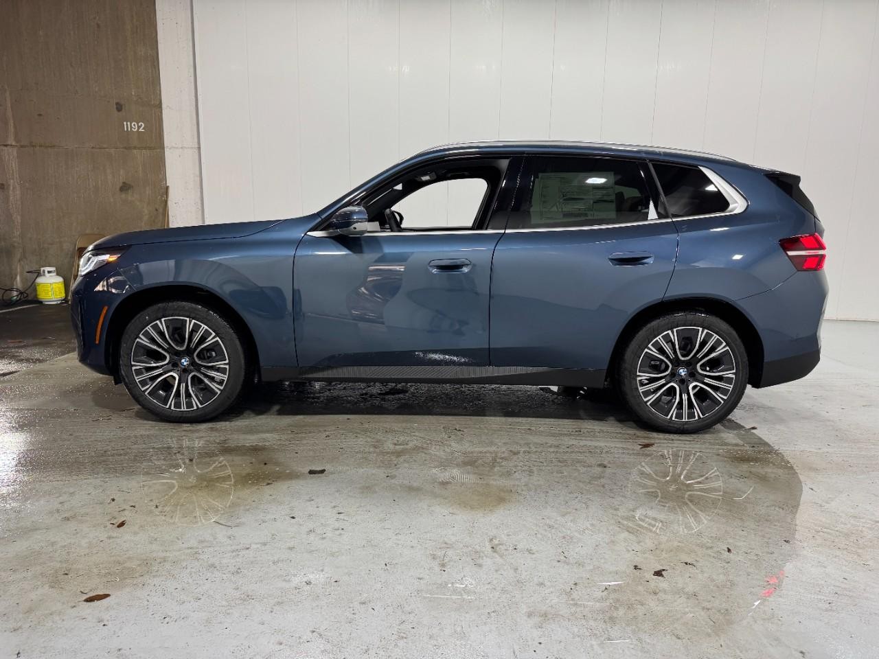 BMW X3 Vehicle Full-screen Gallery Image 2