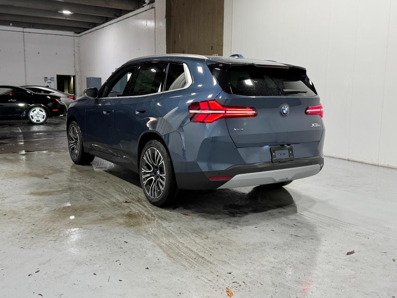 BMW X3 Vehicle Full-screen Gallery Image 3