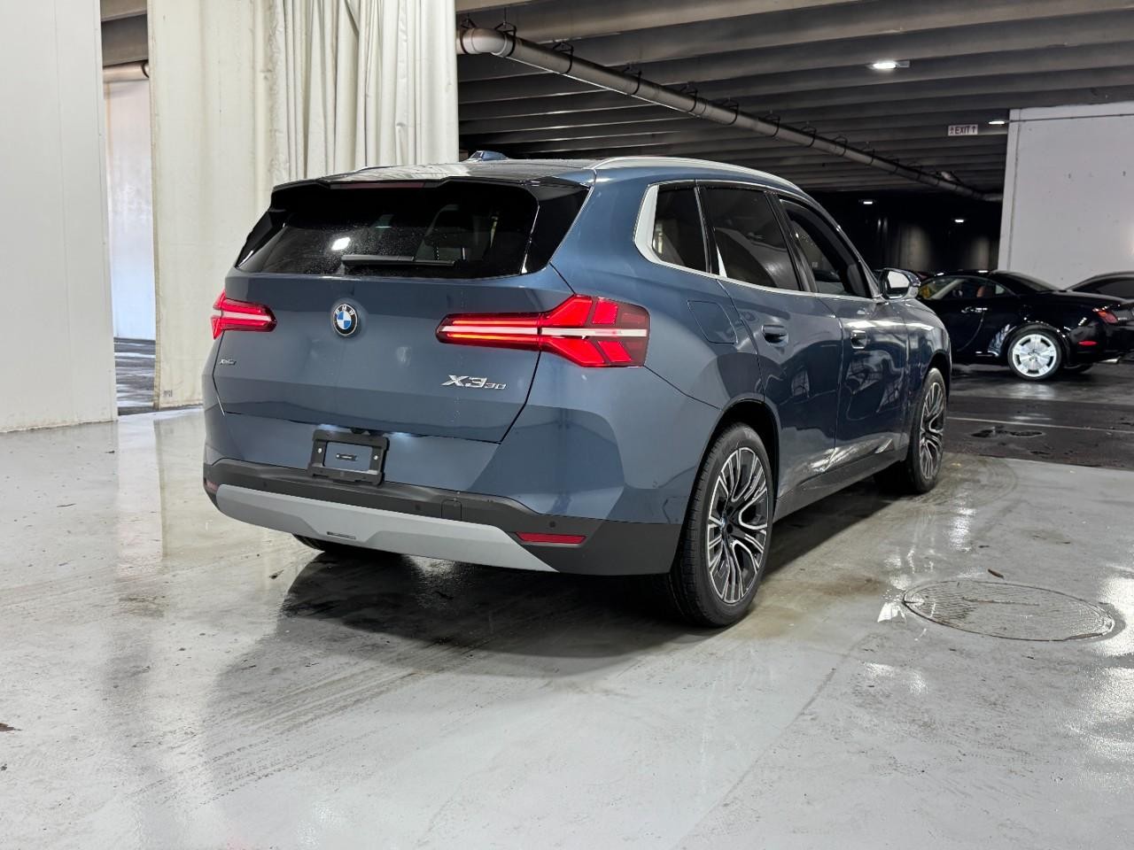 BMW X3 Vehicle Full-screen Gallery Image 4