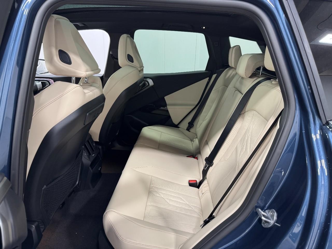 BMW X3 Vehicle Full-screen Gallery Image 8