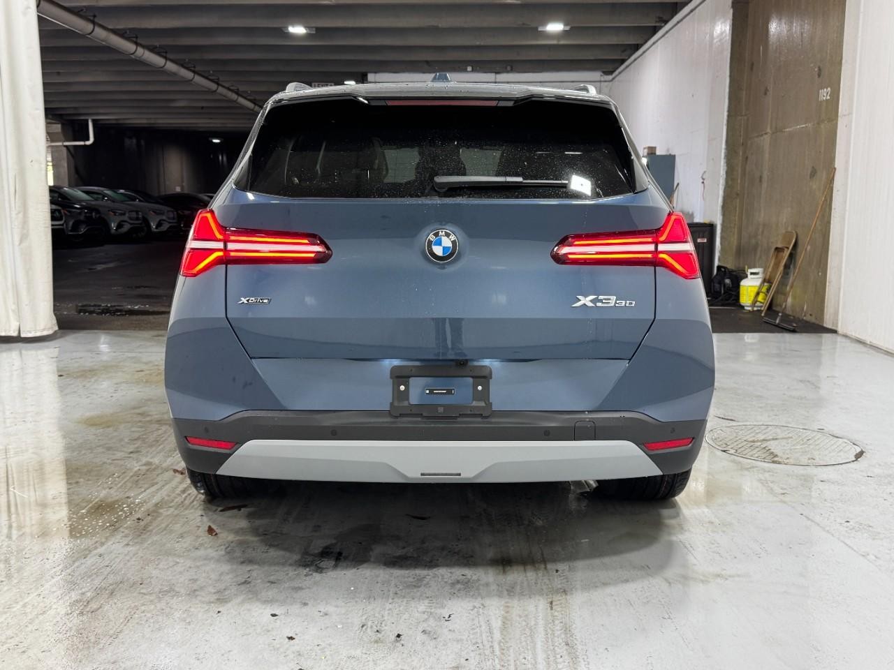 BMW X3 Vehicle Full-screen Gallery Image 9