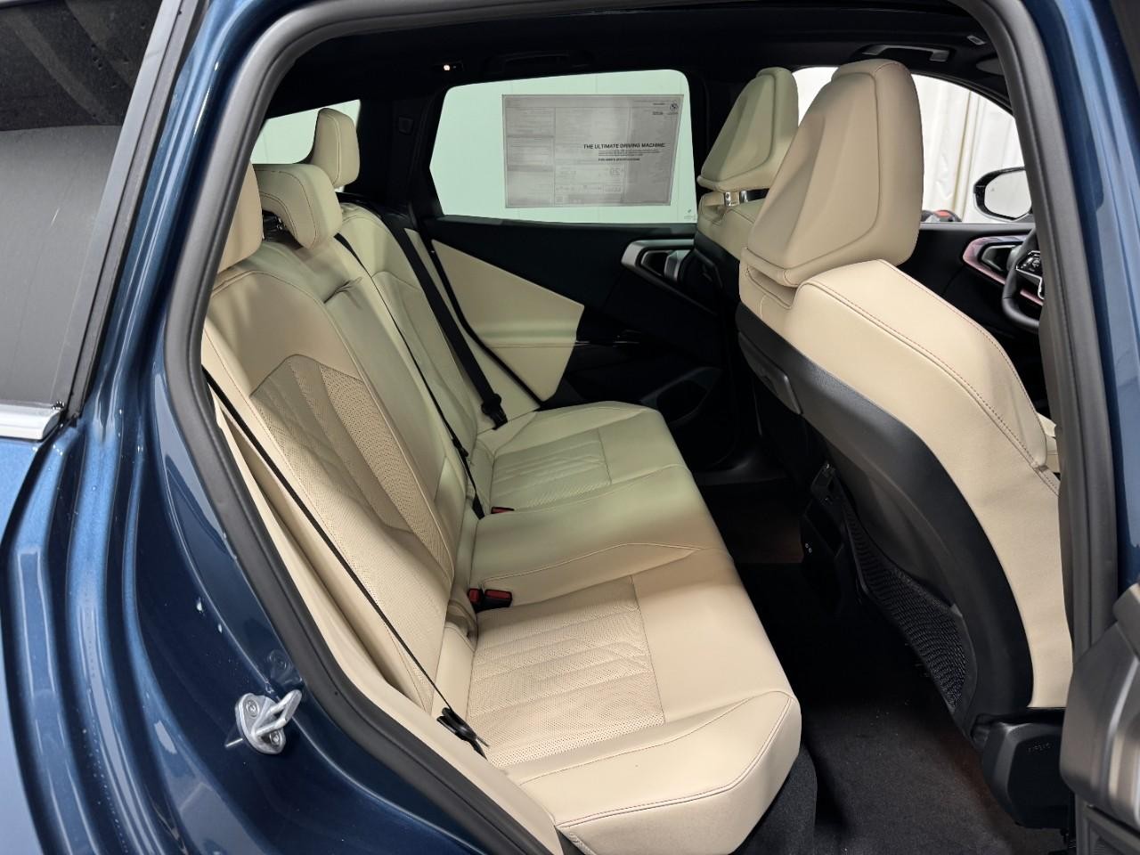 BMW X3 Vehicle Full-screen Gallery Image 10