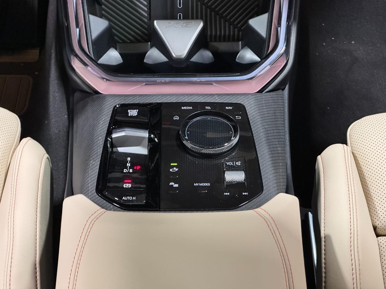 BMW X3 Vehicle Full-screen Gallery Image 15