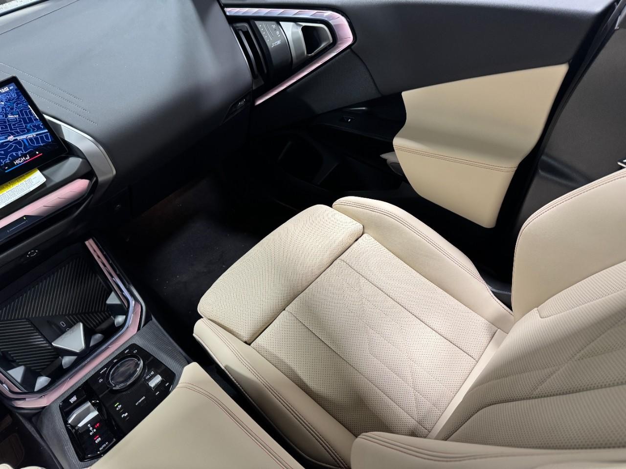 BMW X3 Vehicle Full-screen Gallery Image 16