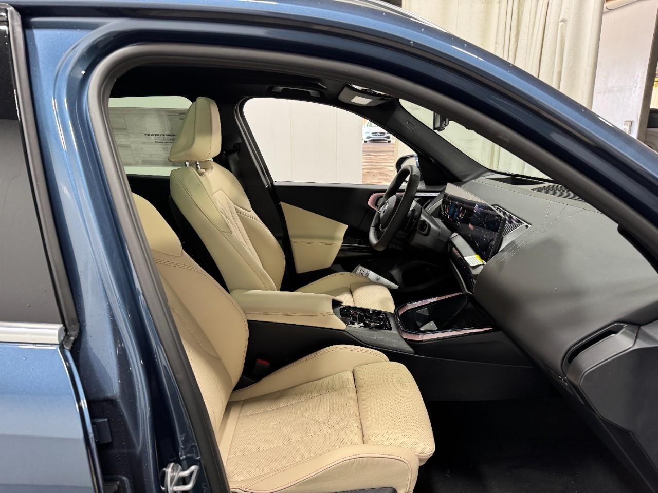 BMW X3 Vehicle Full-screen Gallery Image 17