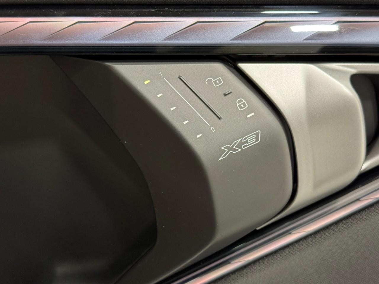 BMW X3 Vehicle Full-screen Gallery Image 20