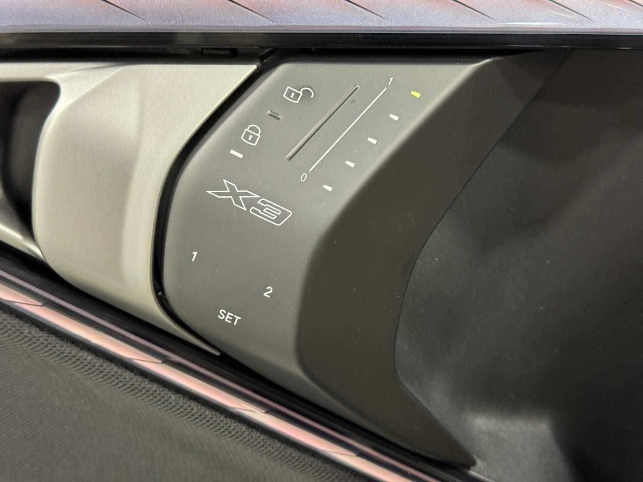 BMW X3 Vehicle Full-screen Gallery Image 22