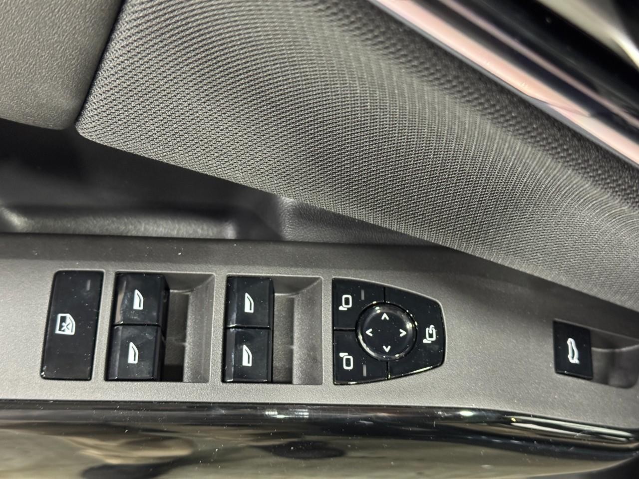 BMW X3 Vehicle Full-screen Gallery Image 23