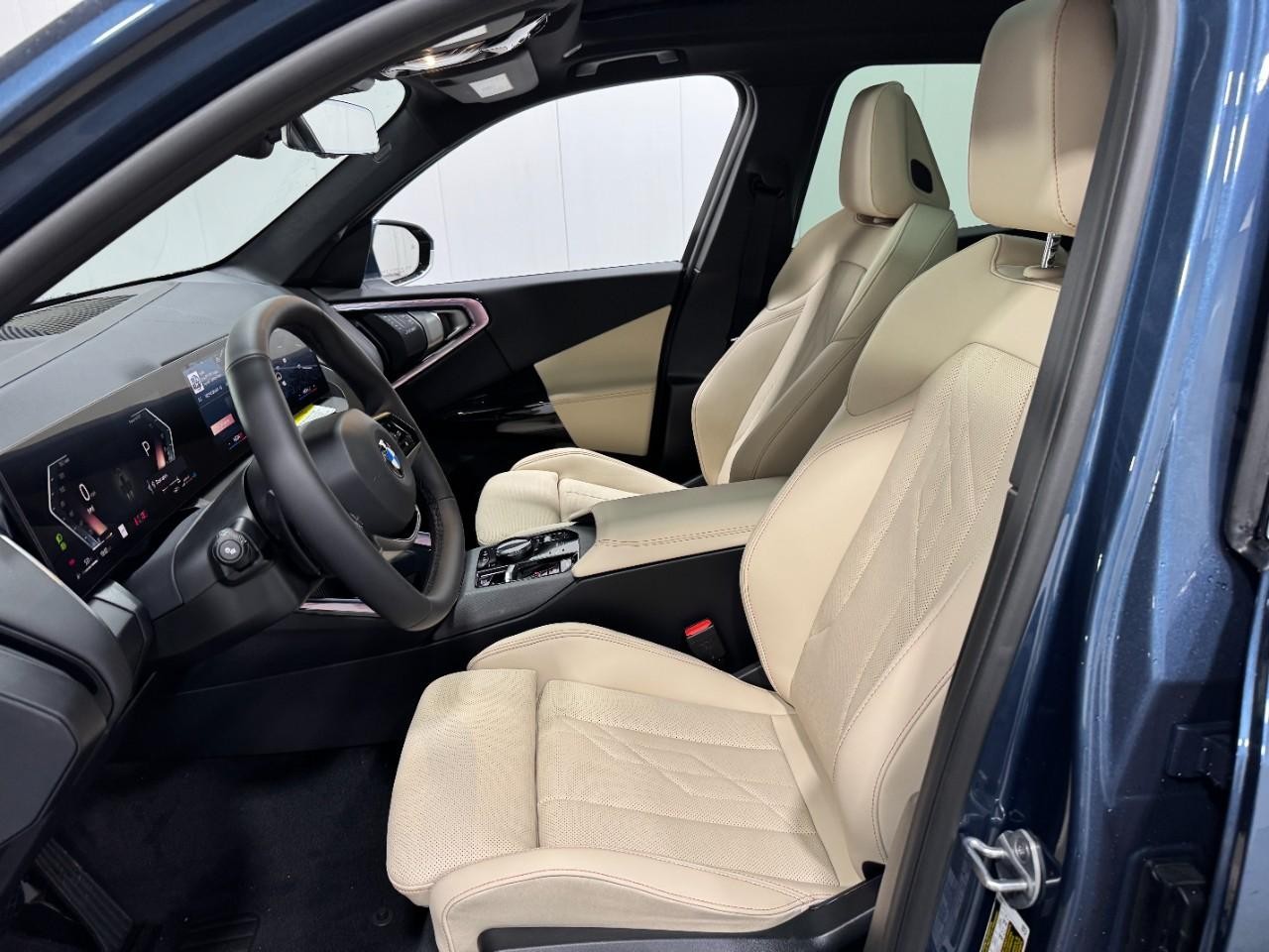 BMW X3 Vehicle Full-screen Gallery Image 24