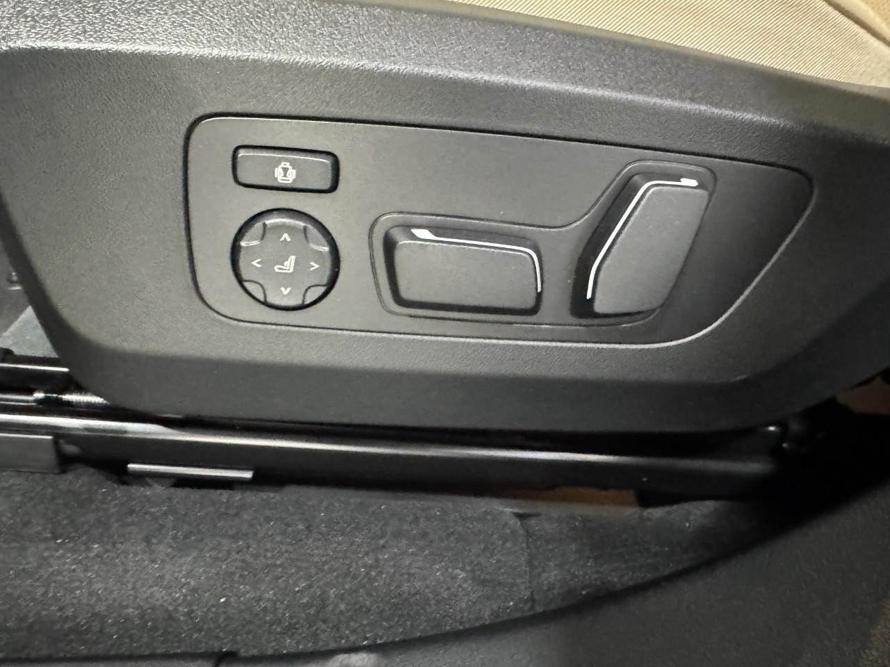 BMW X3 Vehicle Full-screen Gallery Image 26