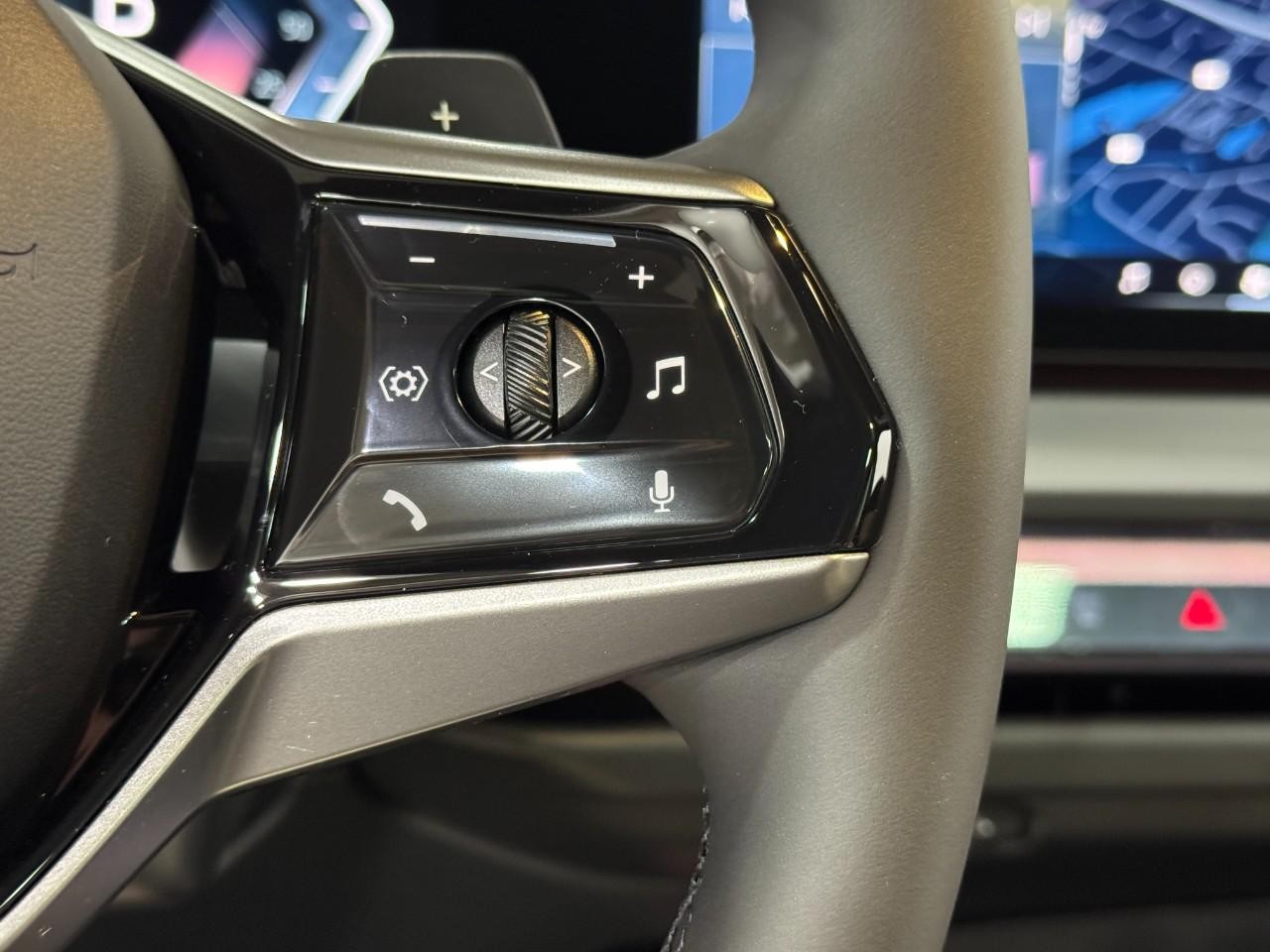 BMW X3 Vehicle Full-screen Gallery Image 28