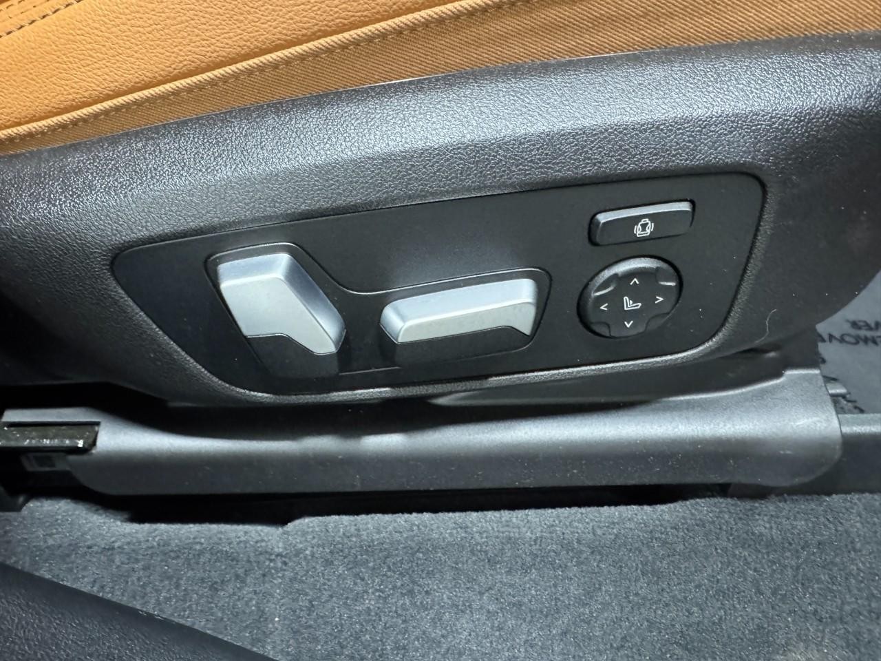 BMW X3 Vehicle Full-screen Gallery Image 21