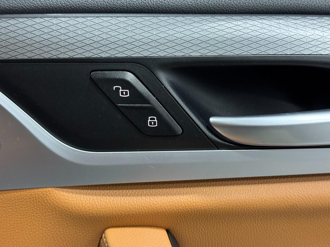 BMW X3 Vehicle Full-screen Gallery Image 22