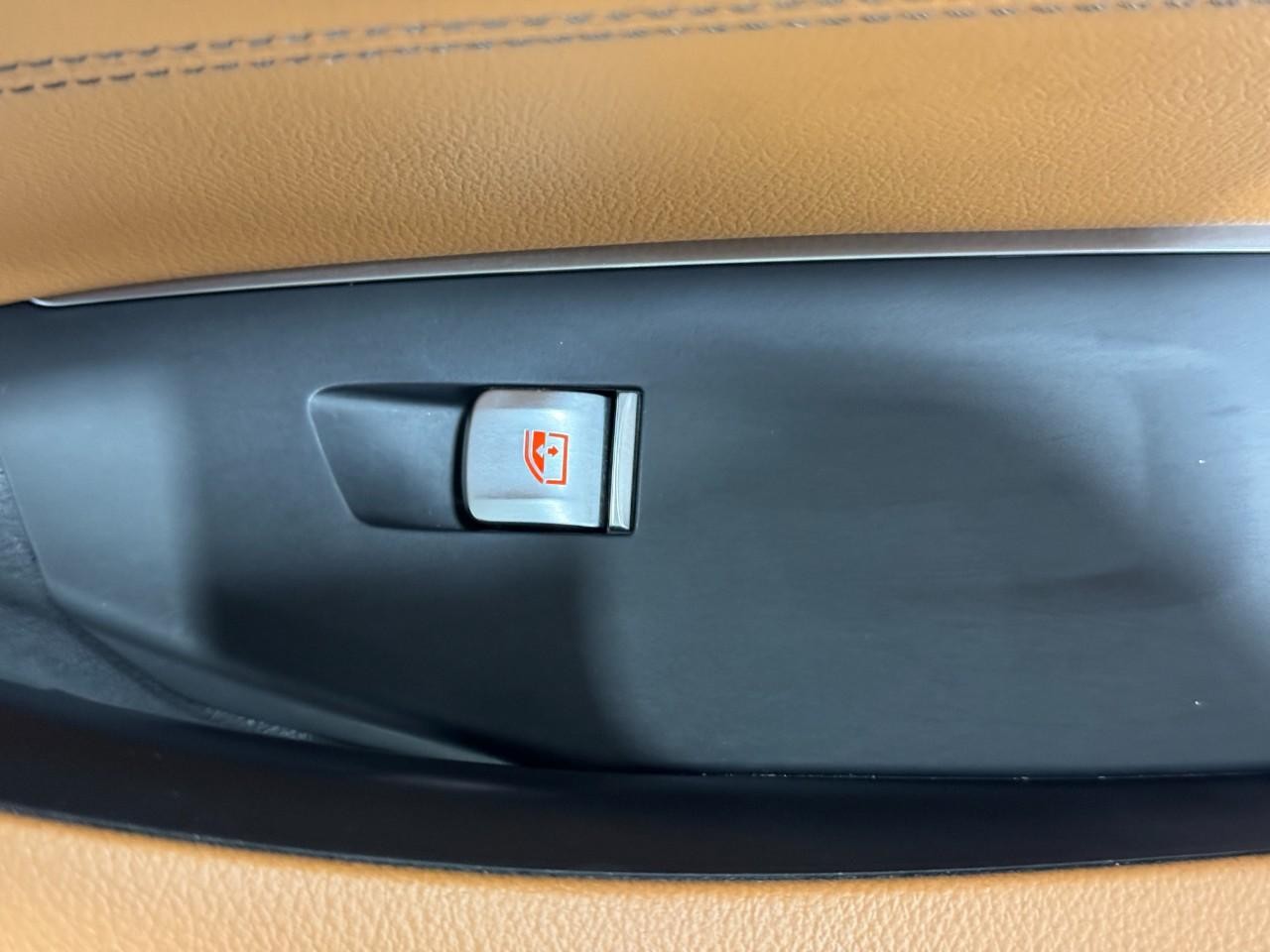 BMW X3 Vehicle Full-screen Gallery Image 23