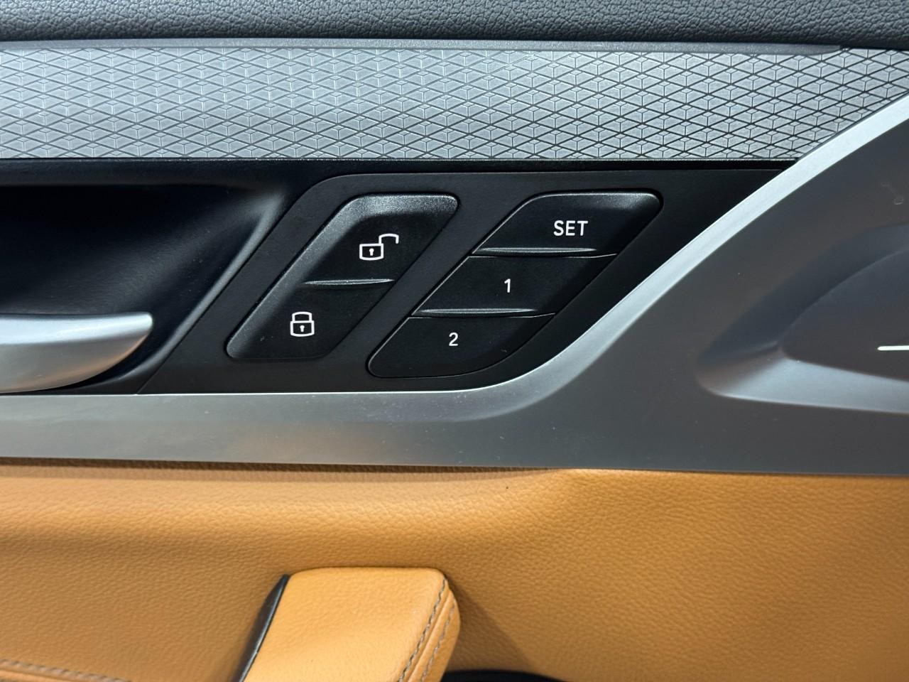 BMW X3 Vehicle Full-screen Gallery Image 24