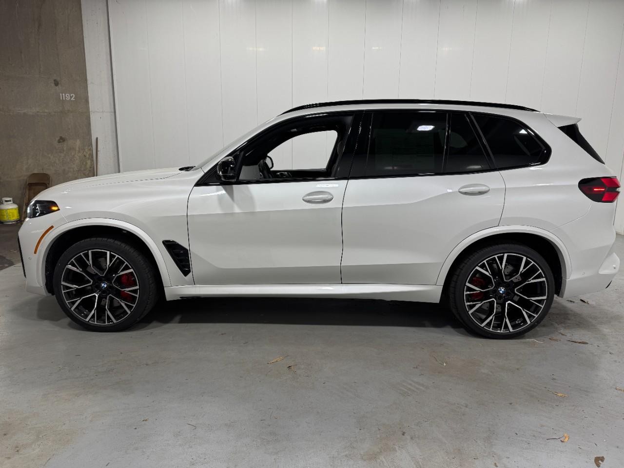 BMW X5 M Vehicle Full-screen Gallery Image 2