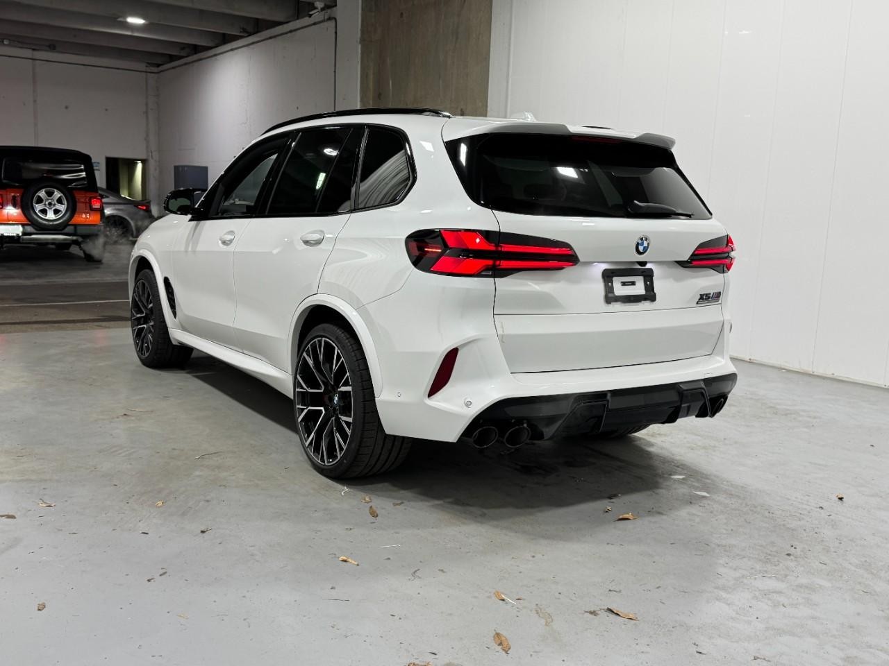 BMW X5 M Vehicle Full-screen Gallery Image 3