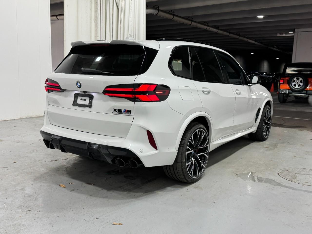 BMW X5 M Vehicle Full-screen Gallery Image 4