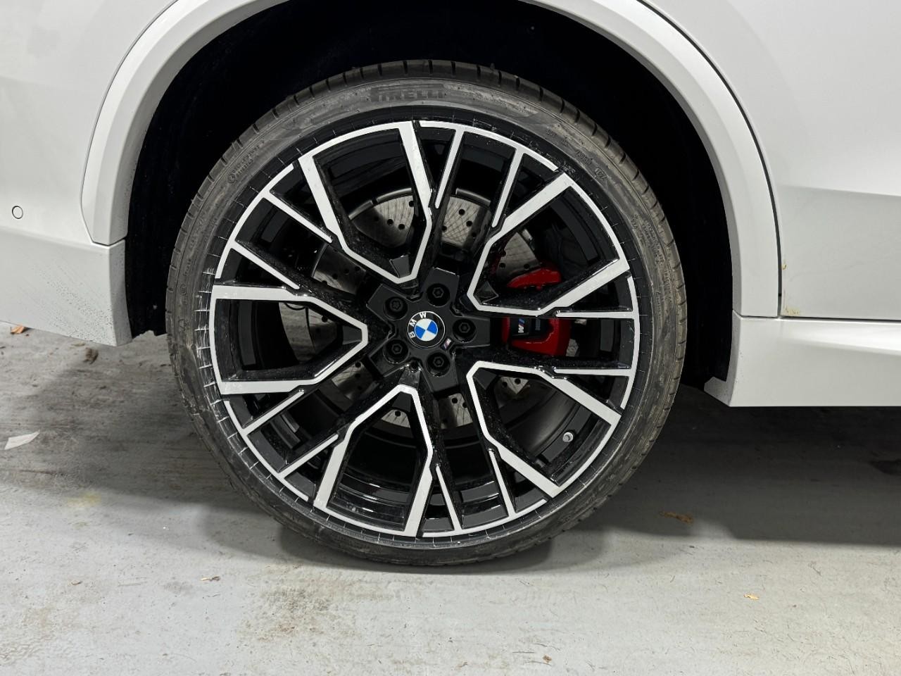 BMW X5 M Vehicle Full-screen Gallery Image 5