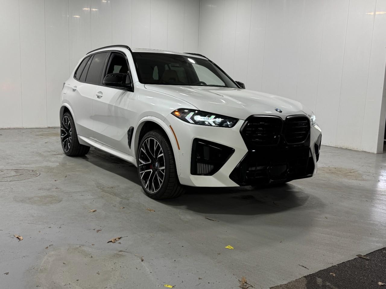 BMW X5 M Vehicle Full-screen Gallery Image 6